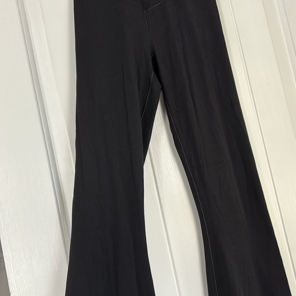 American eagle flare leggings. V shapes waist. - Picture 7 of 9